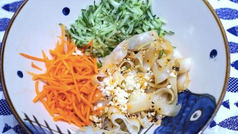 网红做凉皮,夏日清爽新体验