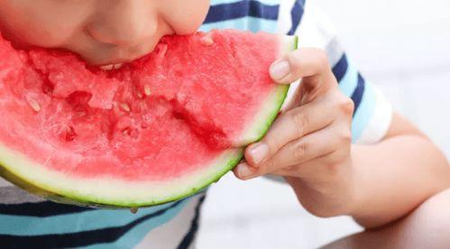 疗休养吃瓜,轻松吃瓜，享受悠闲时光